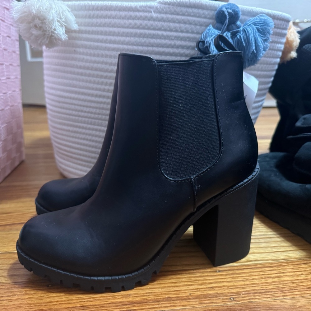 Soda Black Ankle Boots with Elastic Panels and Chunky Heel